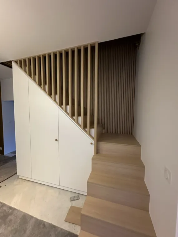 Réalisation d’un escalier sur mesure avec rangement sous pente !, Lille, DLT Agencement